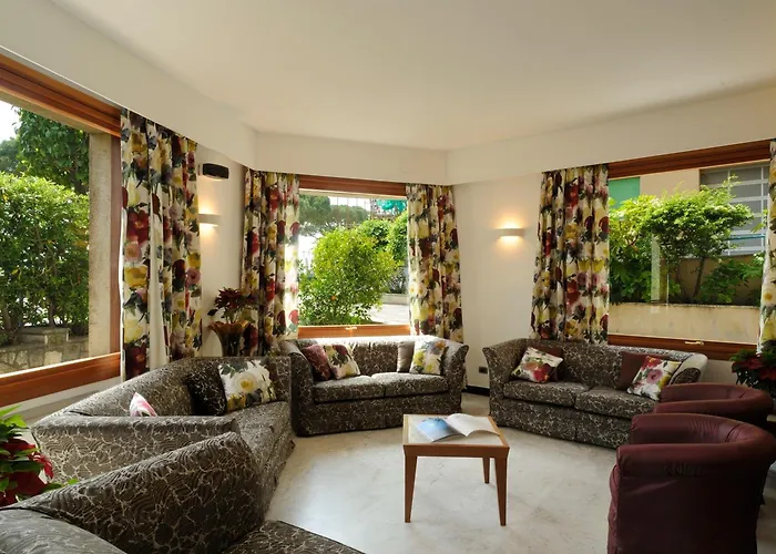 Отель Lvg Hotel Collection - Majestic Алассио